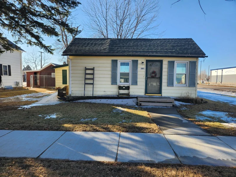 202 Langer Avenue, Casselton, ND - Image 1
